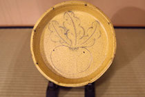 黄瀬戸油揚手・蕪文鉦鉢の写真です