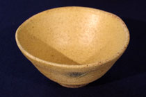 黄瀬戸油揚手・草花文碗形茶碗の写真です