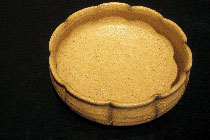 黄瀬戸油揚手・輪花鉦鉢（どらばち）の写真です