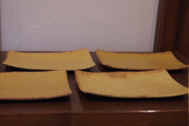 黄瀬戸油揚手・長方形銘々皿の写真です。この皿はソーサーとしても使用できます