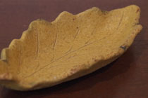黄瀬戸油揚手・木の葉形小皿の写真です