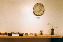 武蔵野市吉祥寺「ギャラリー石田」個展の様子です。黄瀬戸・大皿を壁掛けとして展示しています