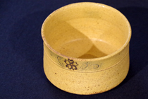 黄瀬戸油揚手・胴紐茶碗の写真です