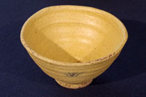 黄瀬戸油揚手・草花文碗形茶碗の写真です