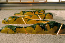 愛知大学12階中庭の黄瀬戸及び織部の陶刻に点灯した時の写真です